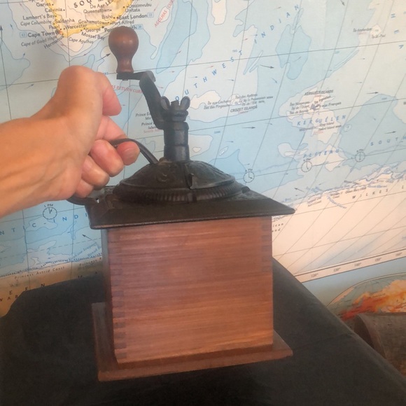 Coffee grinder cast iron & wood circa 1950 - in working order & very good cond - Picture 8 of 9